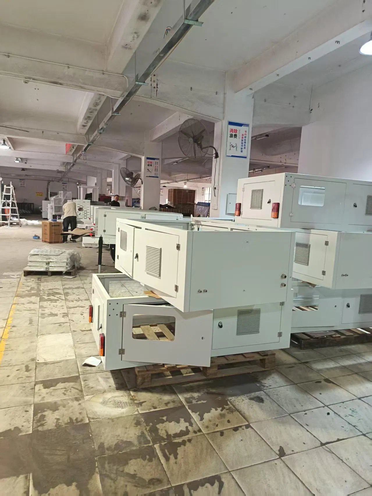 برج إضاءة متنقل يعمل بالديزل 4X400W مزود بمصابيح LED ومولد طاقة شمسية مثبت على مقطورة للاستخدام في البناء