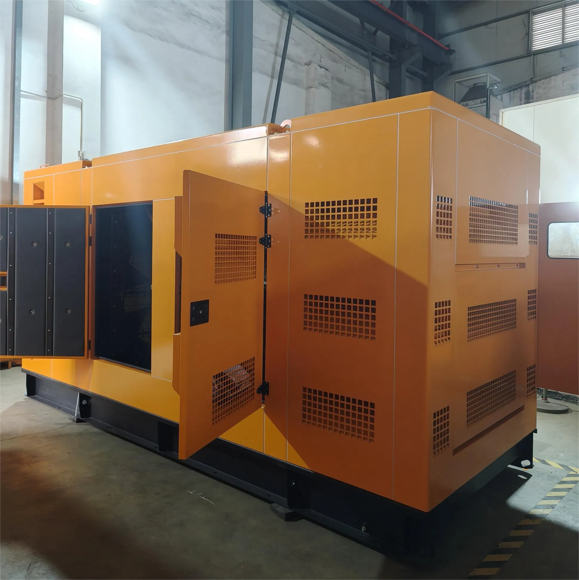 بدء سهل مولد ديزل صامت مبرد بالماء منخفض الضوضاء 540W/675kVA