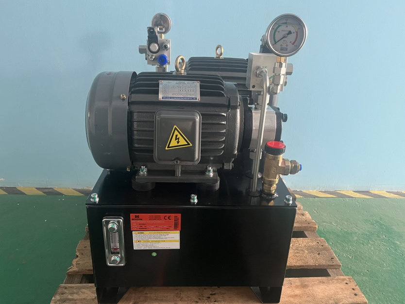 Heavy-Duty Hydrostatic Testing Pump - High-Pressure Manual Water Test Pump with Accurate Gauge for Pipelines and Plumbing Systems