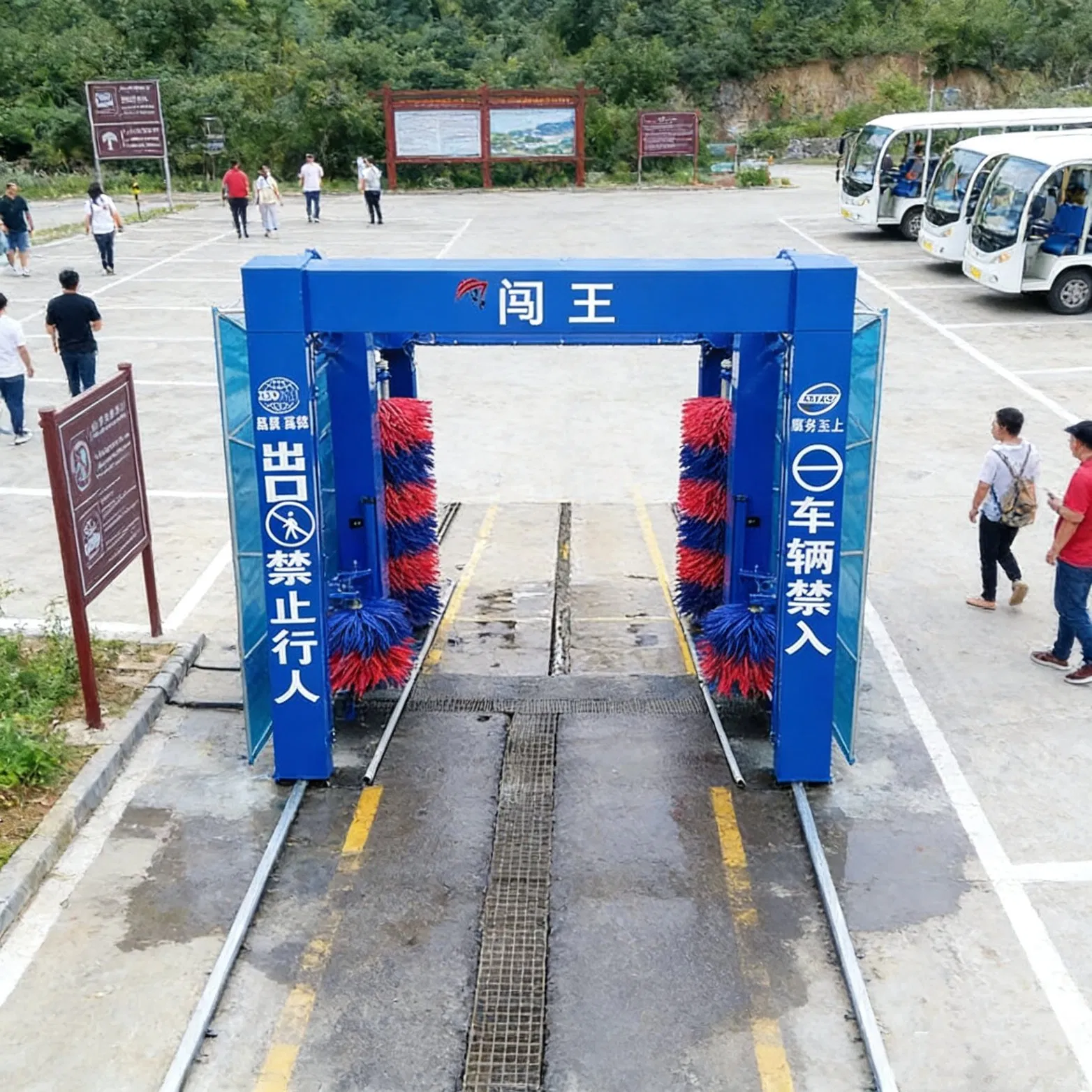 Efficient Full-Vehicle Cleaning System with Advanced Brush Features