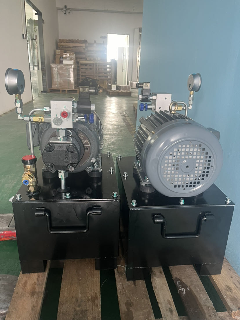 Heavy-Duty Hydrostatic Testing Pump - High-Pressure Manual Water Test Pump with Accurate Gauge for Pipelines and Plumbing Systems