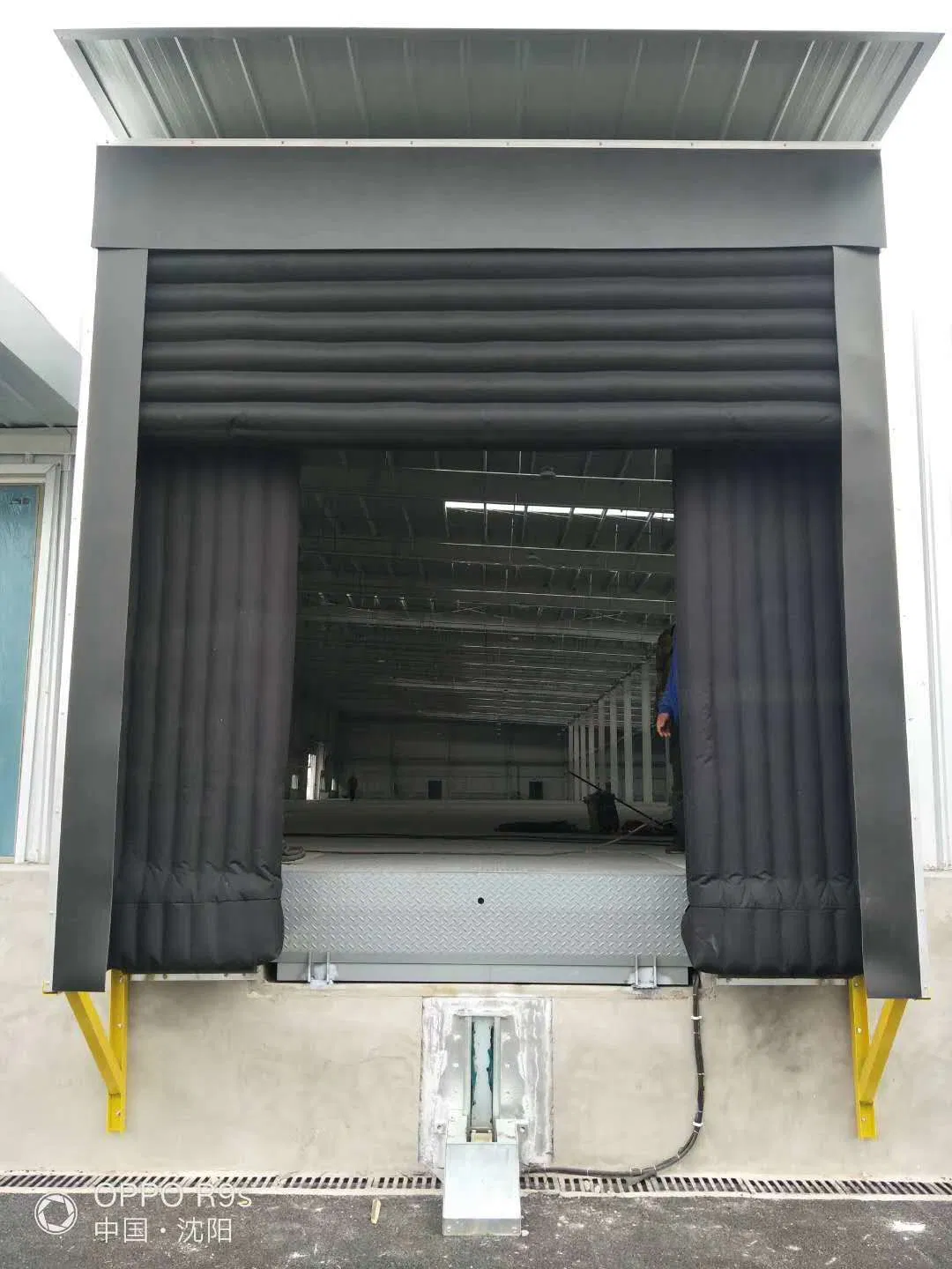 Adjustable Automatic Dock Sealing Curtain PVC Dock Shelter Fabric Truck Container Anti-Crush Thermal Insulation Inflatable Door Shelter Dock Seal