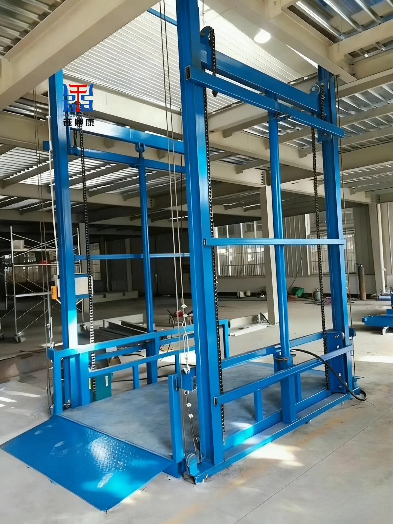 Cargo Lift with Anti-Skid Platform for Wet Environment Operation