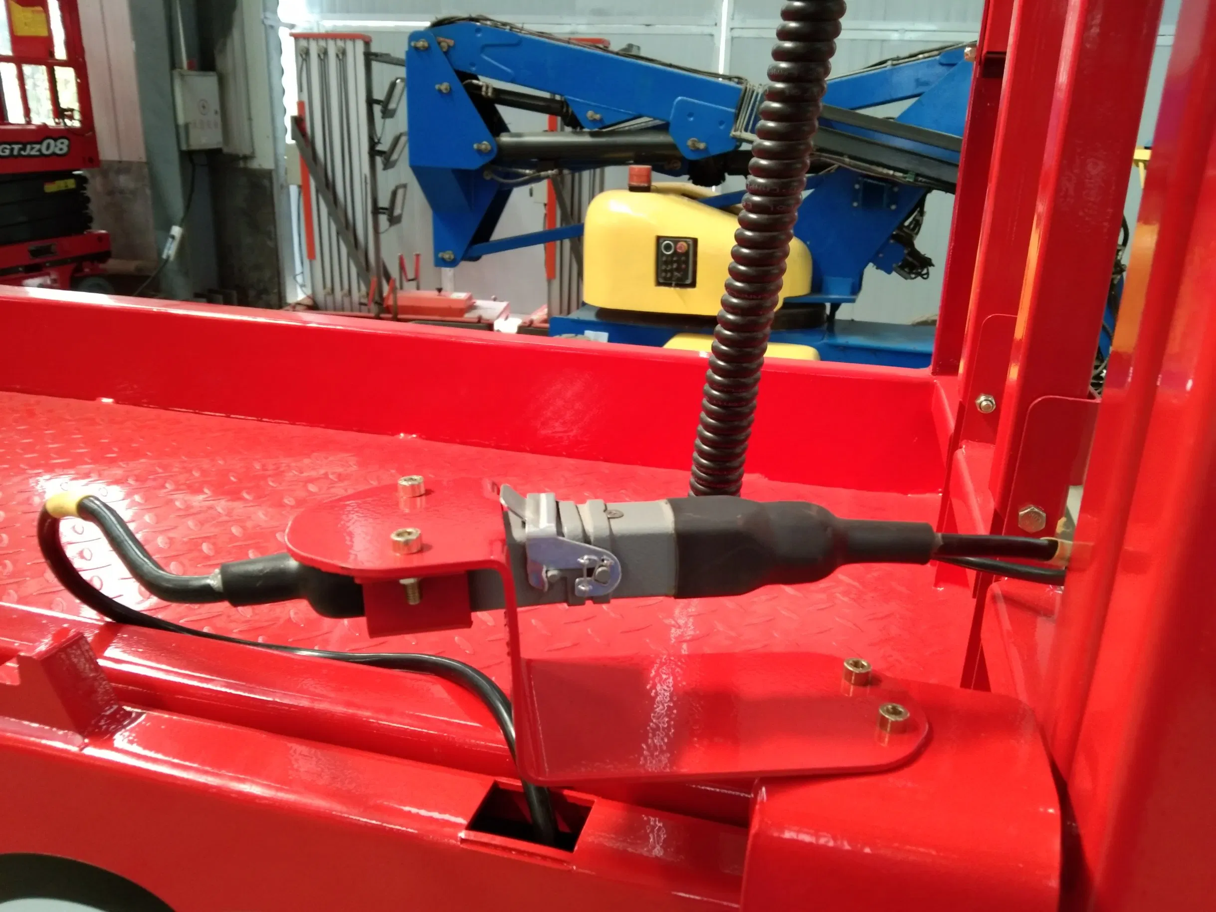 Rise 8 Meters Load 230kg Mobile Scissor Lift Platform with CE Certificate