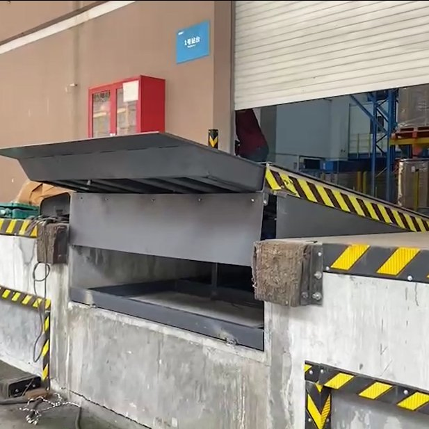 Hydraulic Telescopic Dock Leveler for Cold Storage Warehouse