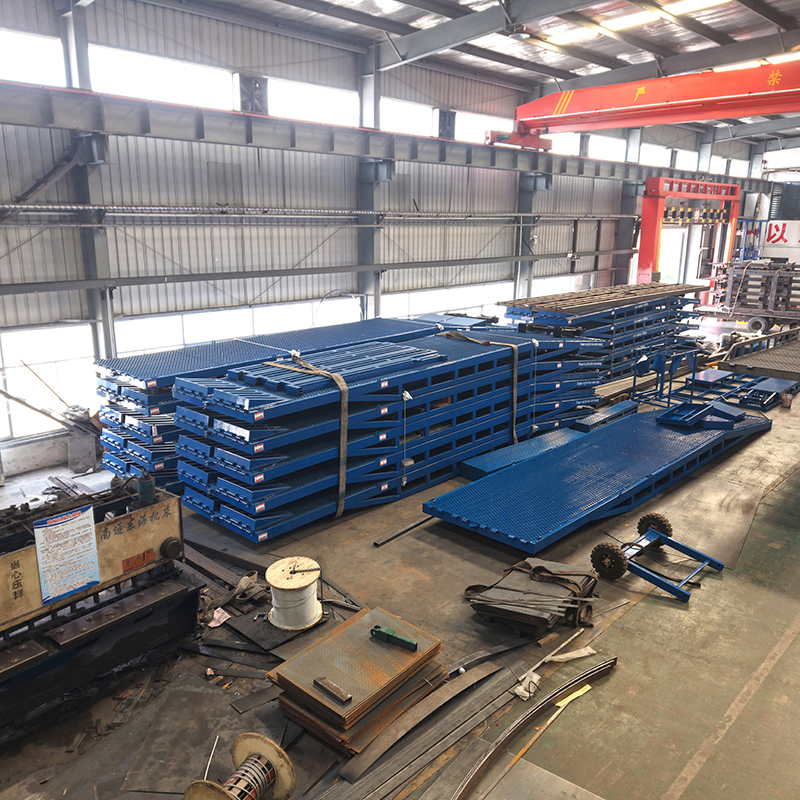 Heavy Duty Truck Forklift Yard Hydraulic Movable Mobile Loading Dock Ramp