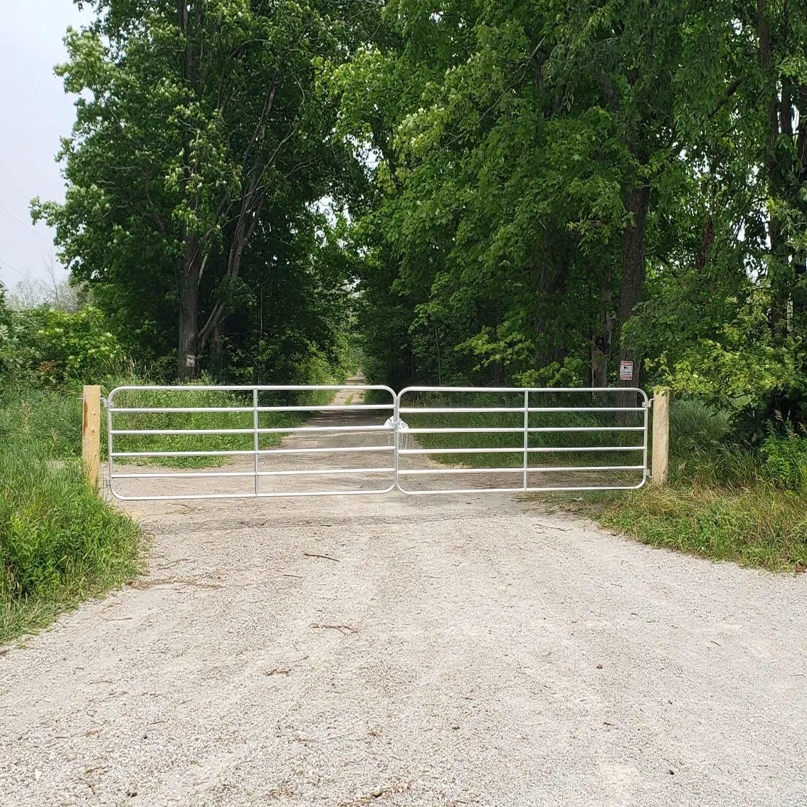 Durable Heavy-Duty Livestock Gate for Farms and Ranches/Industrial Strength Corral Gate for Secure Livestock Management/Sturdy Yard Gate for Livestock and Farm