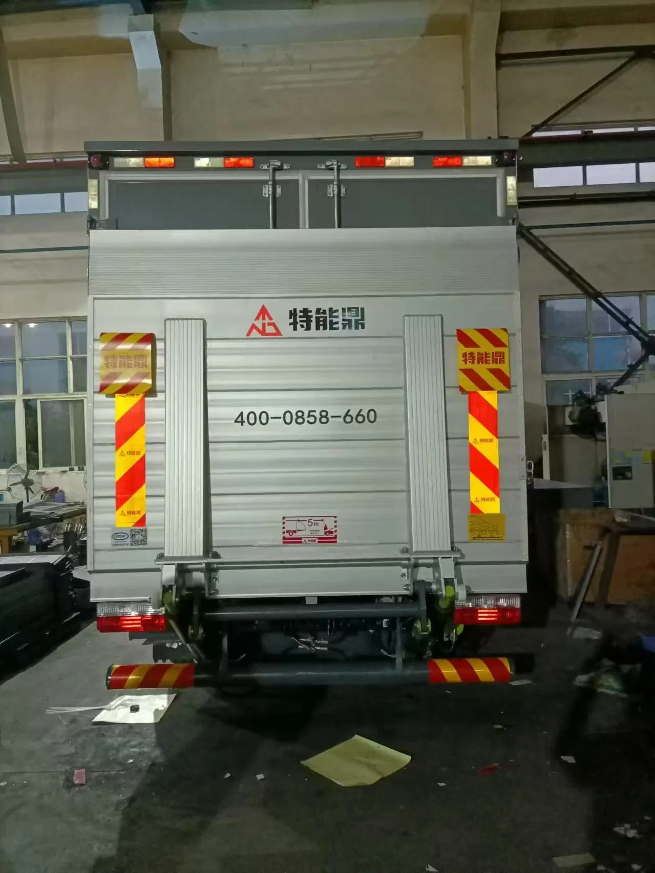 Hydraulic Tail Lift for Trucks - Efficient Cargo Handling System