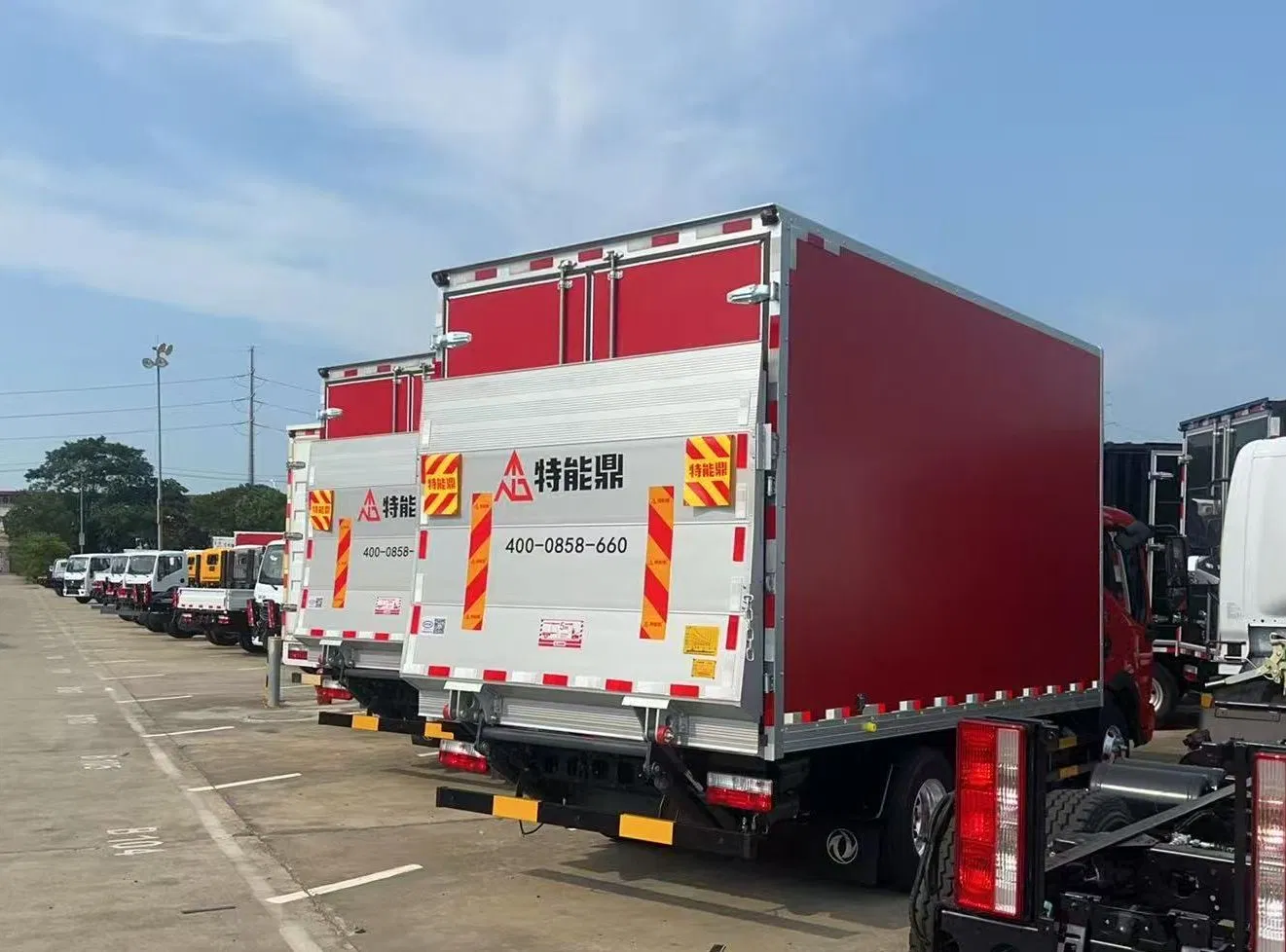 Hydraulic Tail Lift for Trucks - Efficient Cargo Handling System