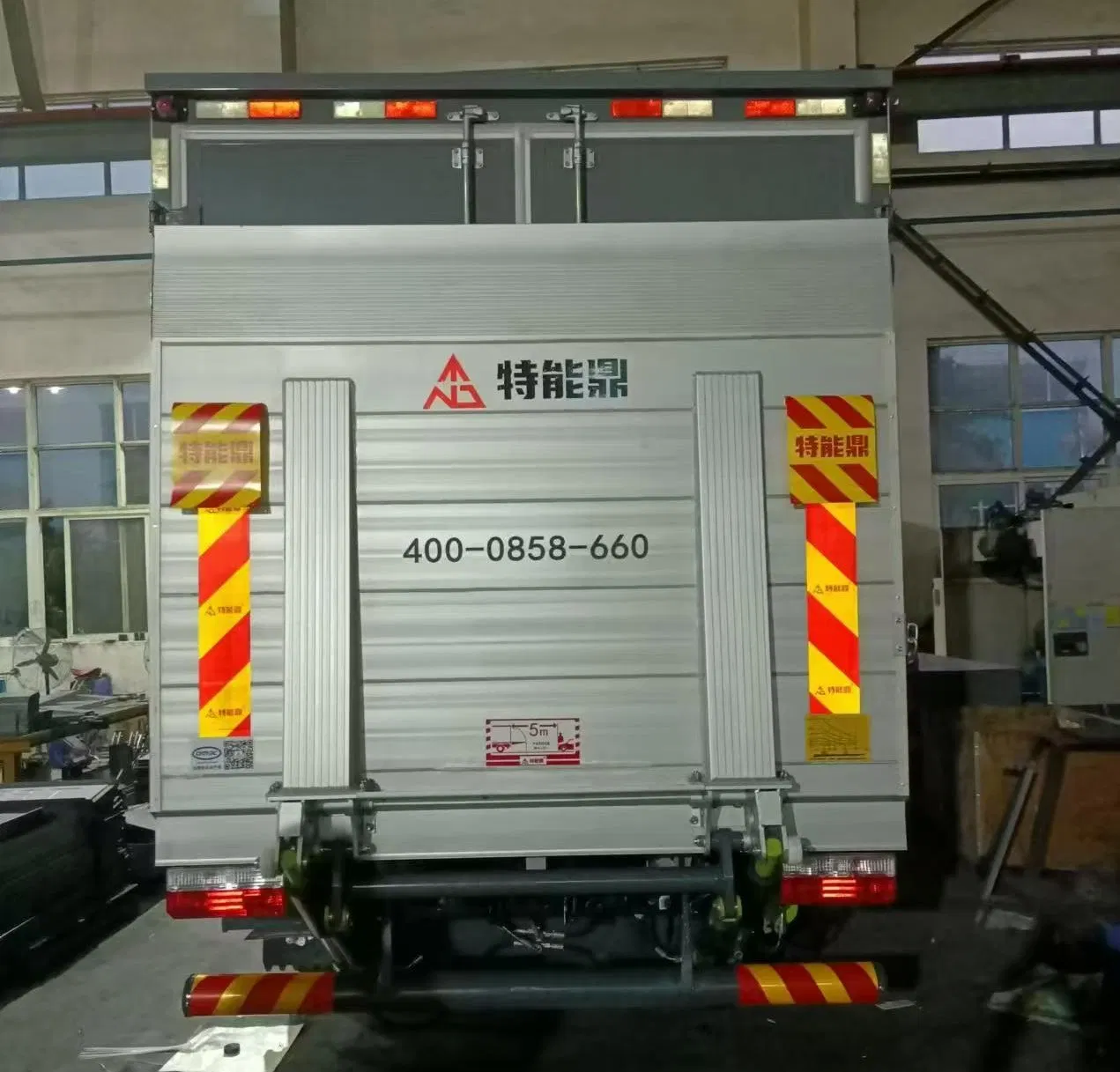 Hydraulic Tail Lift for Trucks - Efficient Cargo Handling System