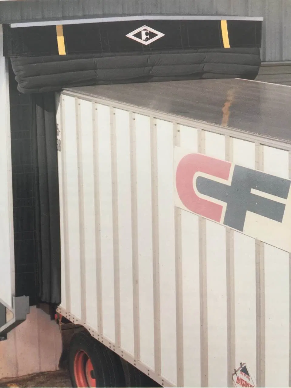 Adjustable Automatic Dock Sealing Curtain PVC Dock Shelter Fabric Truck Container Anti-Crush Thermal Insulation Inflatable Door Shelter Dock Seal