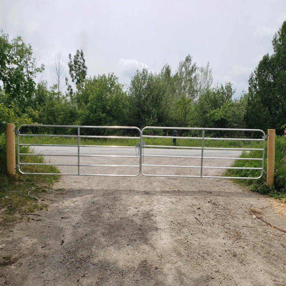 Durable Heavy-Duty Livestock Gate for Farms and Ranches/Industrial Strength Corral Gate for Secure Livestock Management/Sturdy Yard Gate for Livestock and Farm