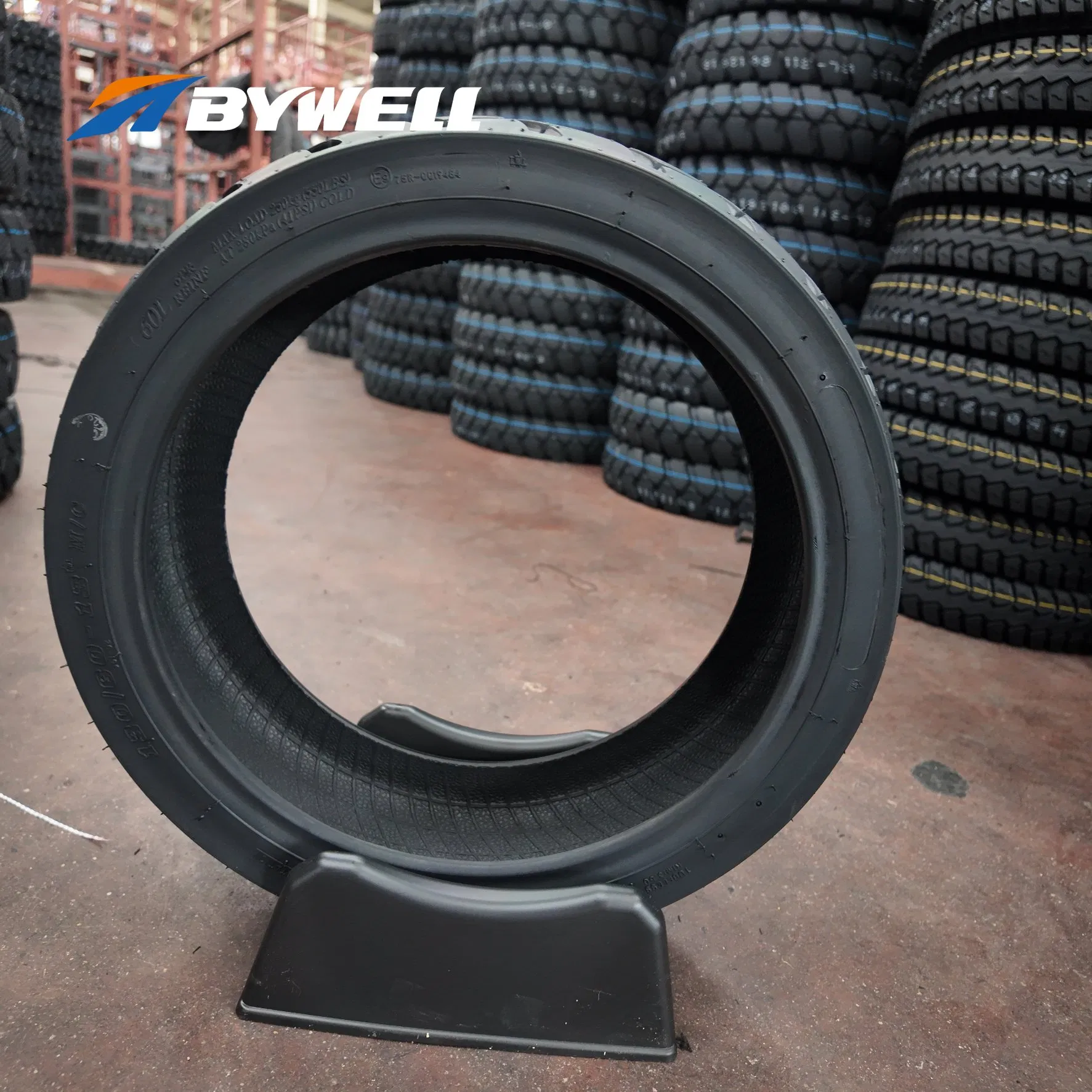 Street-Legal Racing Motorcycle Tyre for Performance Fans