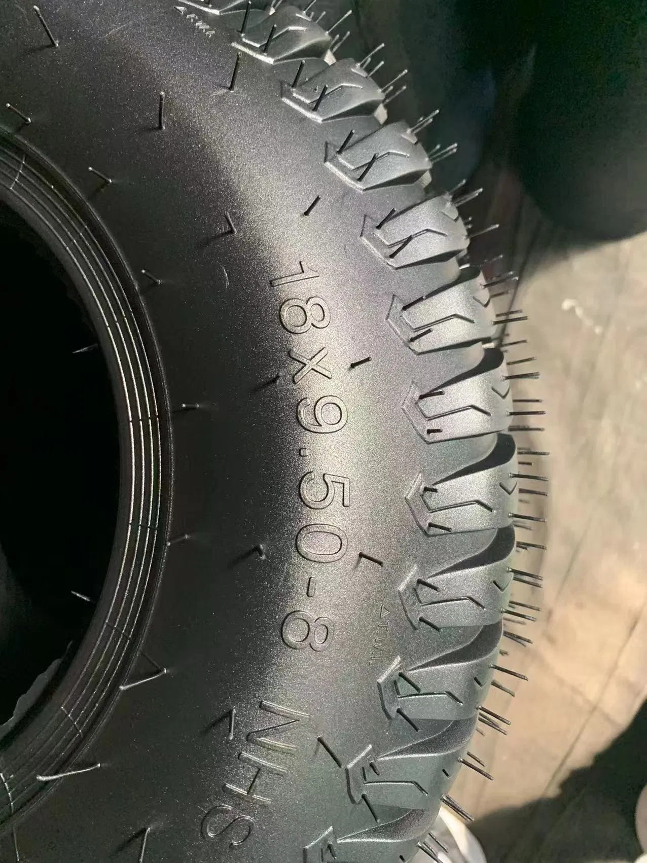 High Performance Customized Tubeless Motorcycle Accessories Tyre 110/70-16