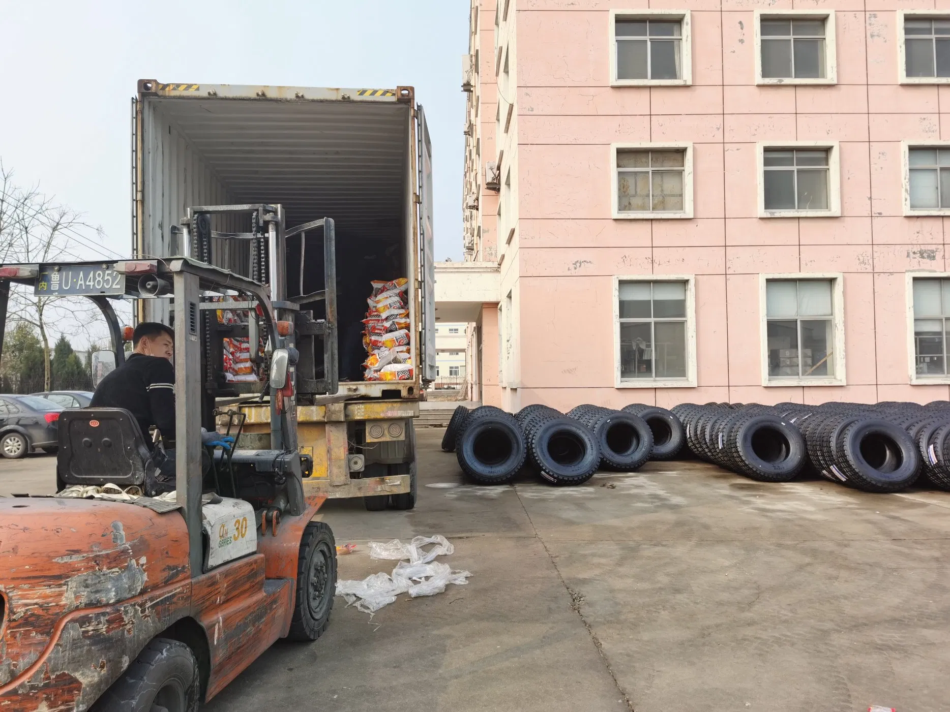 Canada Market M+S 11/22.5 11r22.5 Winter Snow Pattern Wholesale Semi Container Truck Tyre and Bus Tires 607 617 Pattern