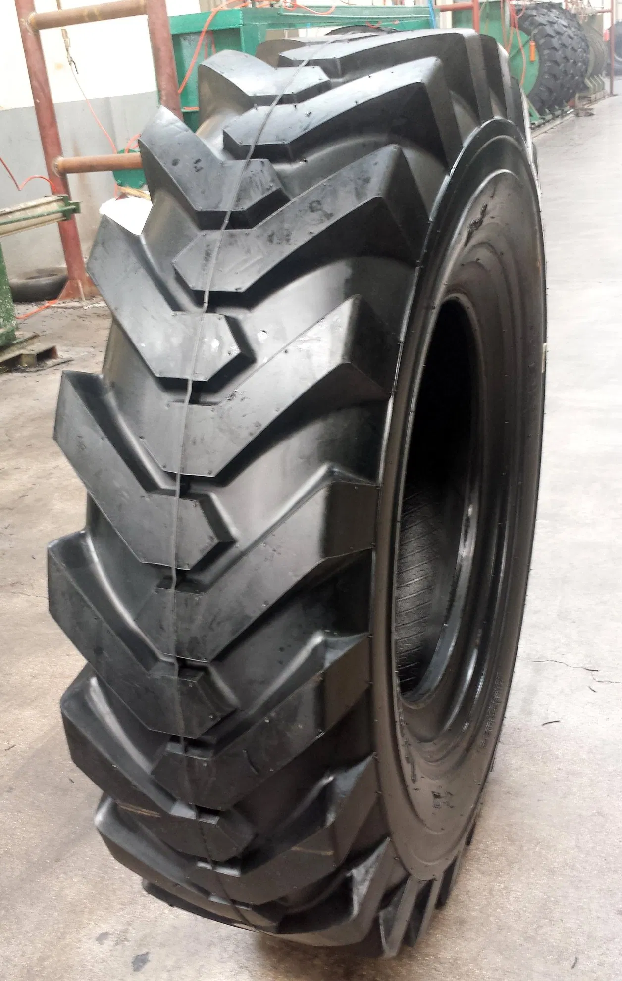 Car Tyres, Port OTR Tyre, Truck Tyre, TBR, Passenger Car Tyre, OTR Tyre, Excavator Tyre, Agriculture Tyre