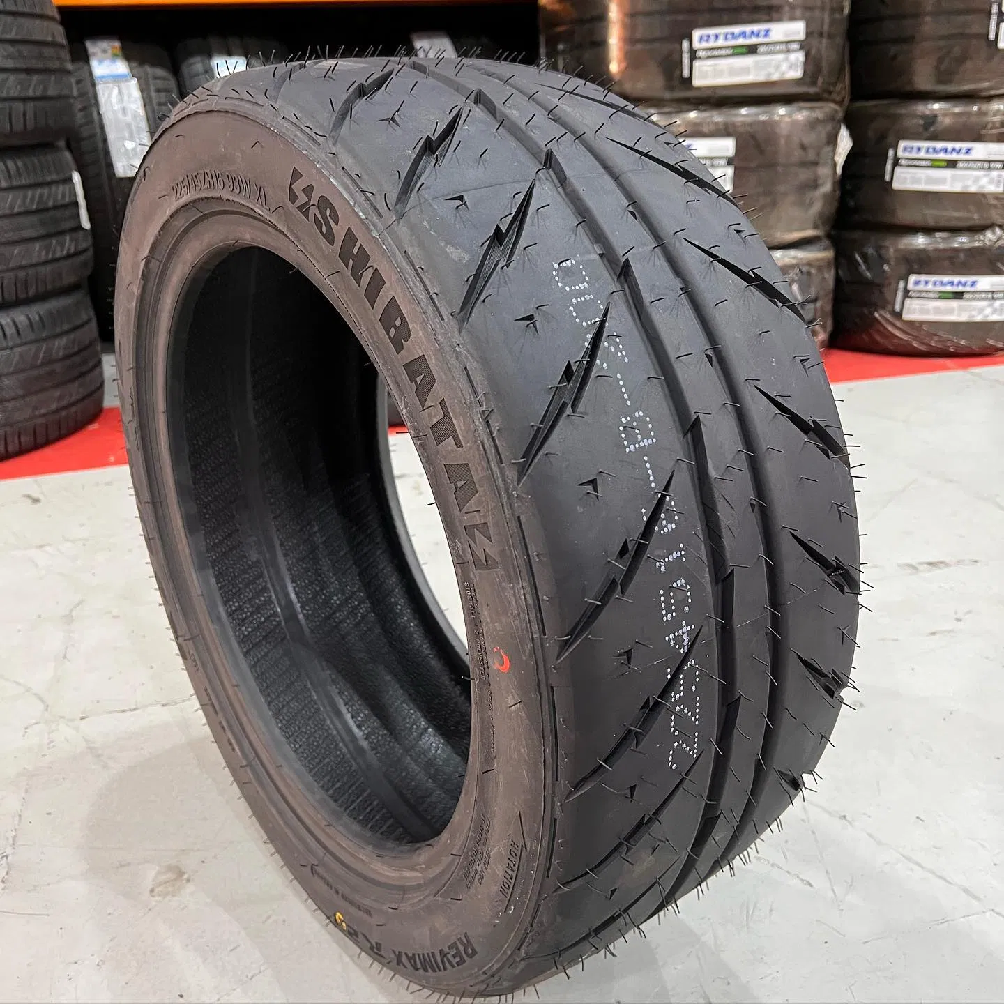 Excellent Performance Revimax 31 23 Wholesale 265/35r18 Radial Racing/Drifting Tires Semi-Slick Tread Wear Tw300 Tw140 Tw200 Track Racing Tires