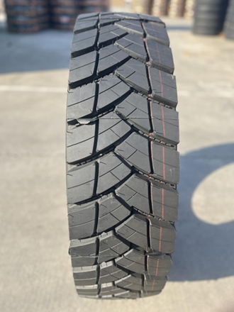 Fuel-Efficient Wholesale Customized Size 315/80r22.5pr20 SD368 Truck &amp; Bus Tyre