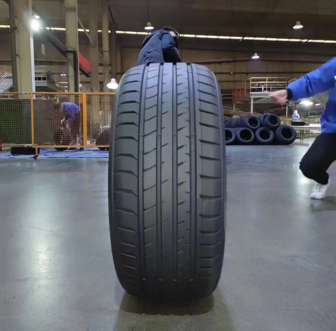 Factory Price PCR Tire Passenger Car Tyre Tire All Season Winter Summer Snow Tyre 12-32 Inch High Performance Tyre for Longer Mileage Radial Tire Full Sizes