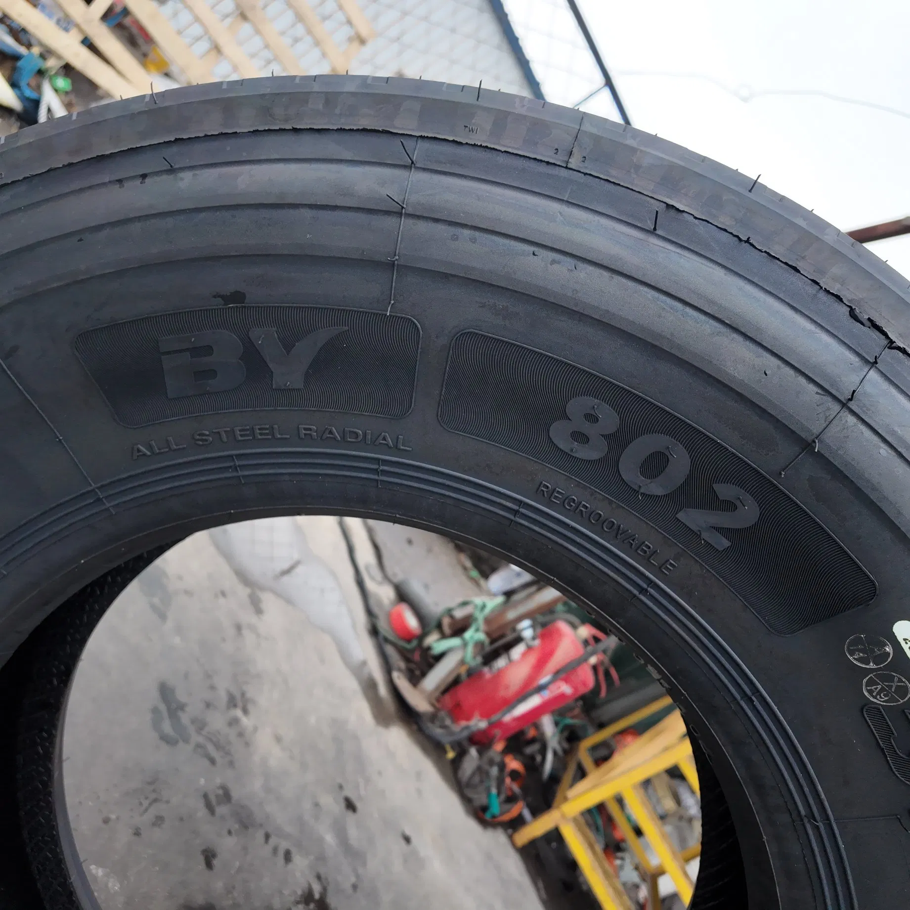 Low-Profile Bus Tyre for Special Coaches with ISO9001