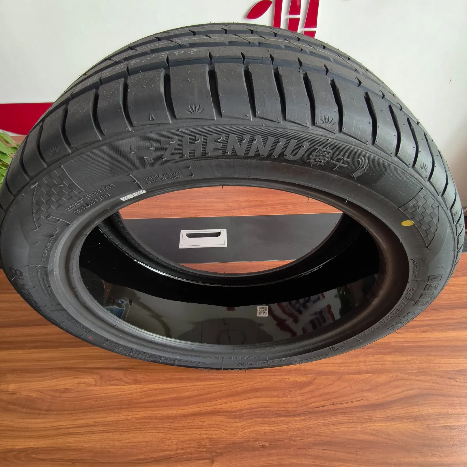 High-Performance Passenger Car Tyres, Puncture-Resistant Self-Repairing 255/45r18 245/40r18 Rubber Tyres.