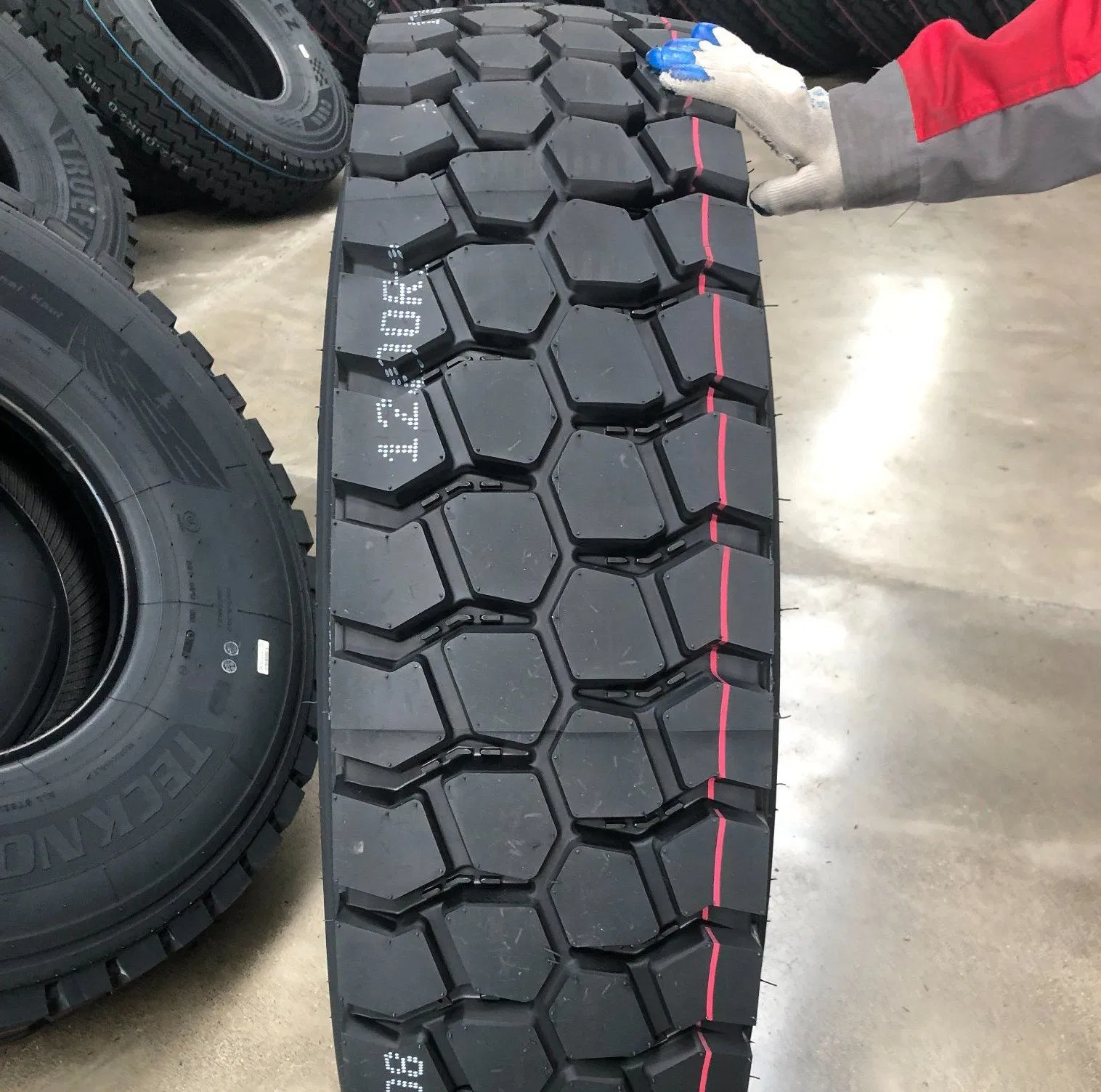 Gladstone Brand Truck Tyre 13r22.5 Gt831 Heavy Duty Tires Low Price Tubeless Tire Hot Sale in Cameroun Can Apply Certificate Mix Load with Passenger Car Tyre