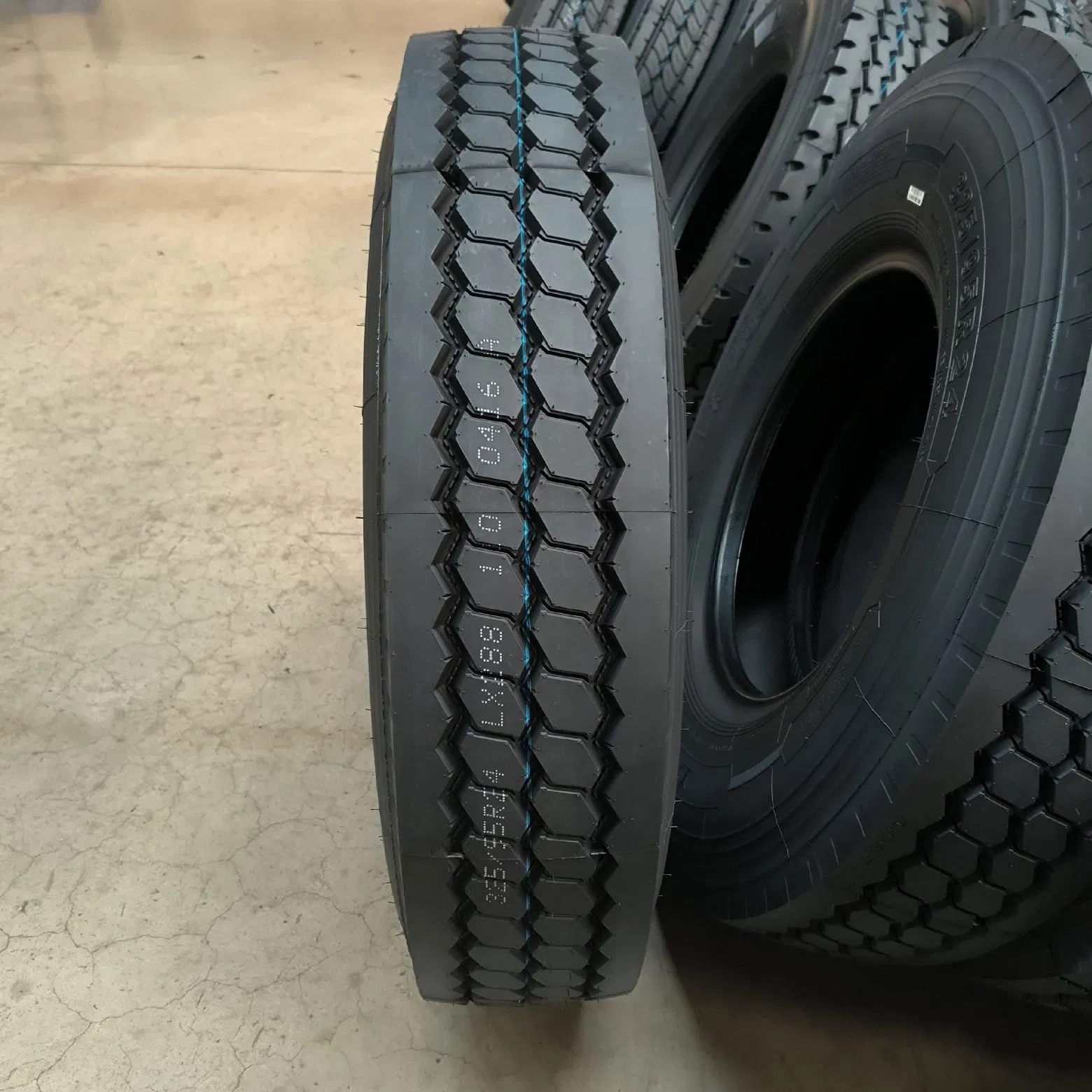 Heavy Truck Tire and Tyre 13r22.5 and 315/80r22.5 for Long Distance and Regional Haul, Fuel Efficient Tread Compound.