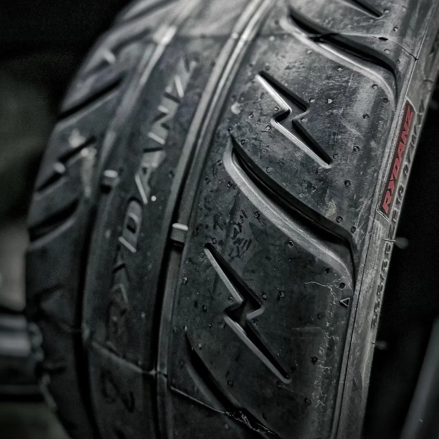 Excellent Performance Revimax 31 23 Wholesale 265/35r18 Radial Racing/Drifting Tires Semi-Slick Tread Wear Tw300 Tw140 Tw200 Track Racing Tires