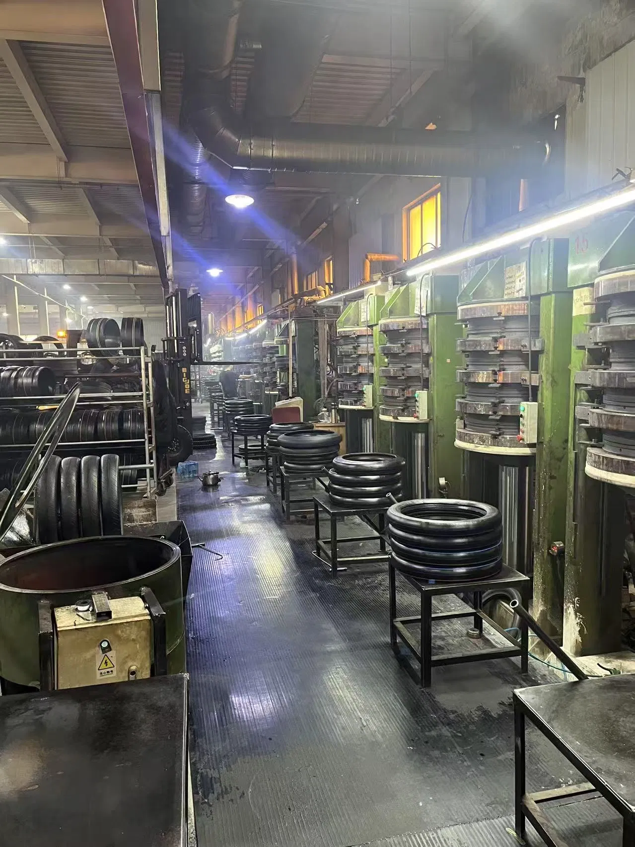 Rubber Wheel Tubeless and Tube Motorcycle Tire 130/70-12 Scooter off Road Tyre