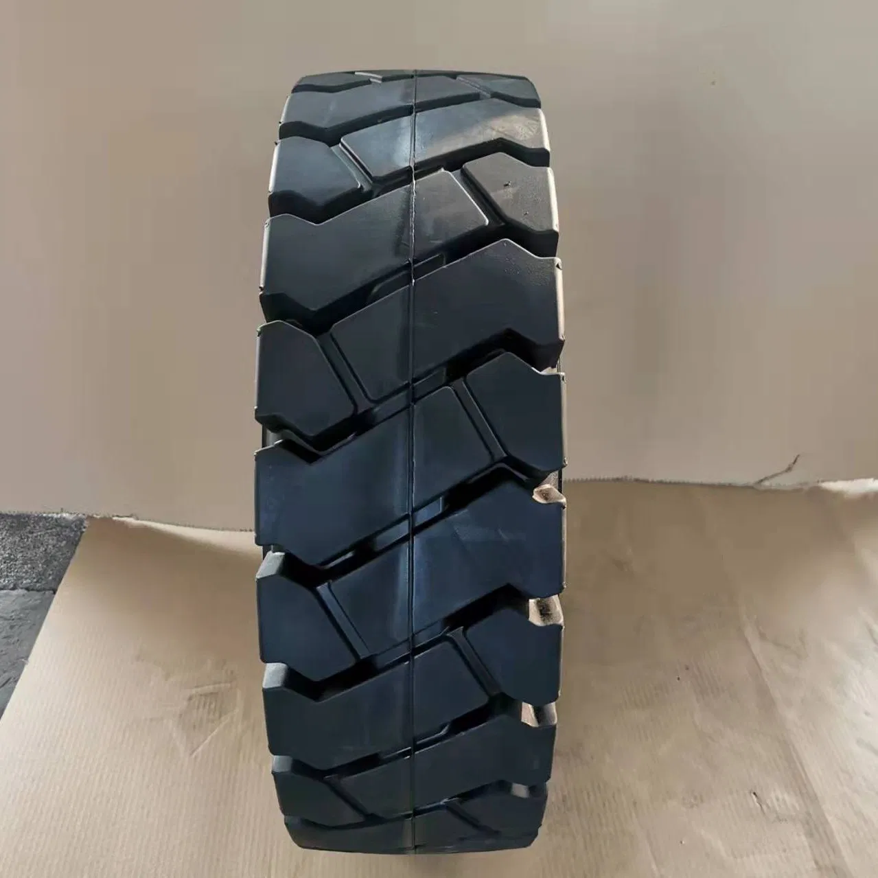 High Quality off Road All Terrain Mud Car New Tire Car Tires Solid Rubber Tires for Forklift