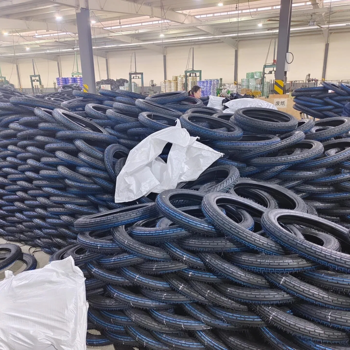 3.00-17 High Mileage and High Grip Rubber Motorcycle Accessories Tyre