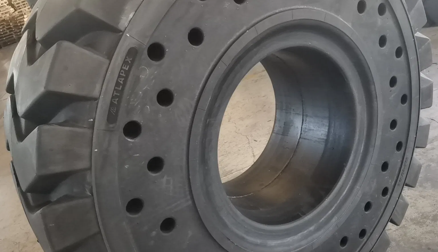 off Road Earthmover Heavy Duty Tyre 26.5-25 Loader/Dozer Solid Rubber Tyre/Tire