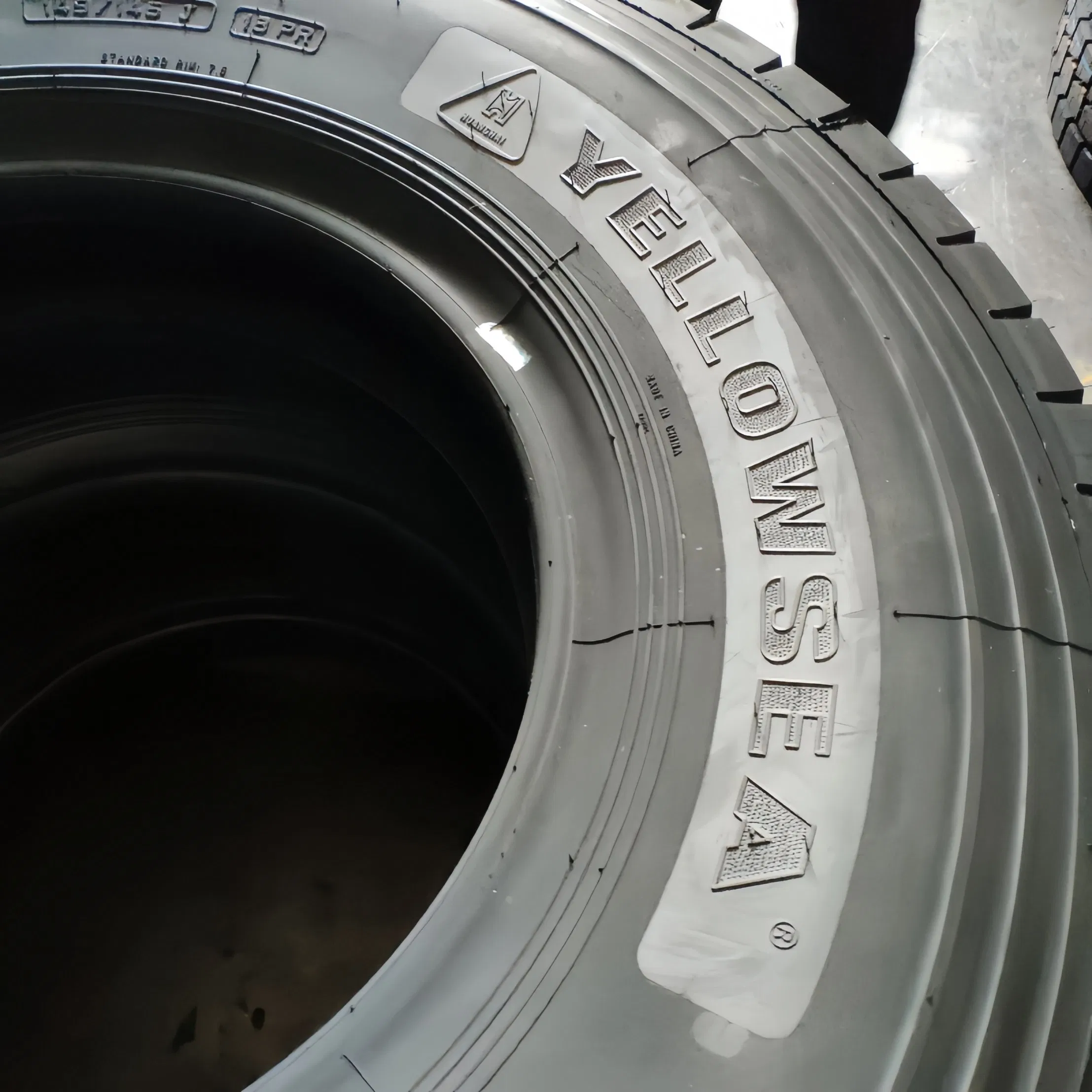 Fuel-Efficient and Eco-Friendly, Green Truck Tires 325/95r24