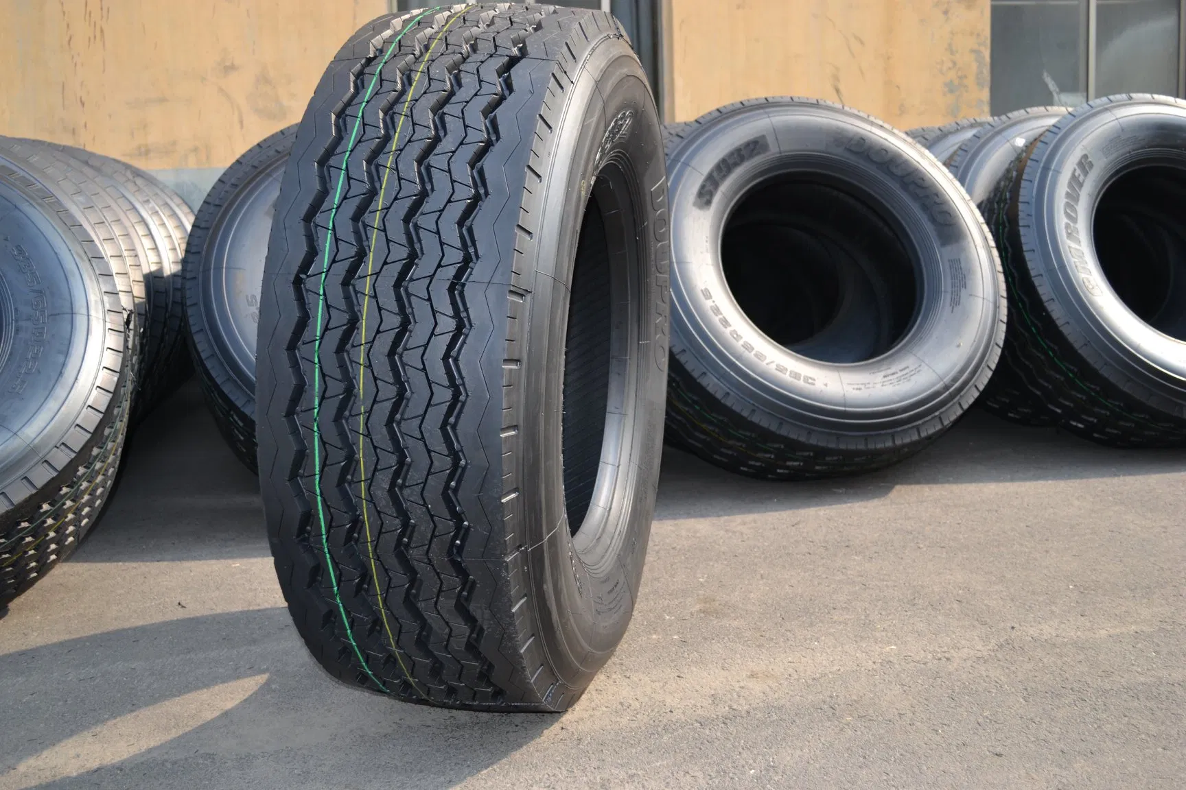 Good Quality Lanvigator Radial Car Tires PCR Touring Max White Sidewall 155r13c 165r13c 185r14c 195r14c 205/75r14c 185r15c 195r15c 205/75r15c