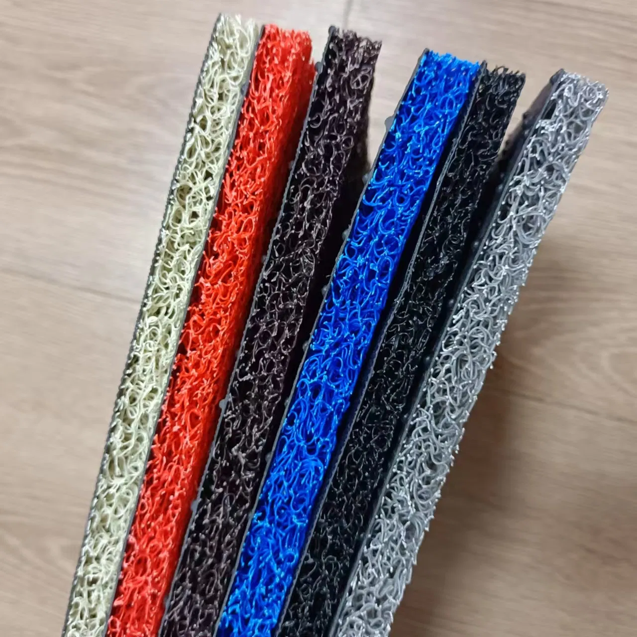 Alfombra de bobina de PVC antideslizante con respaldo de picos para decoración de automóviles