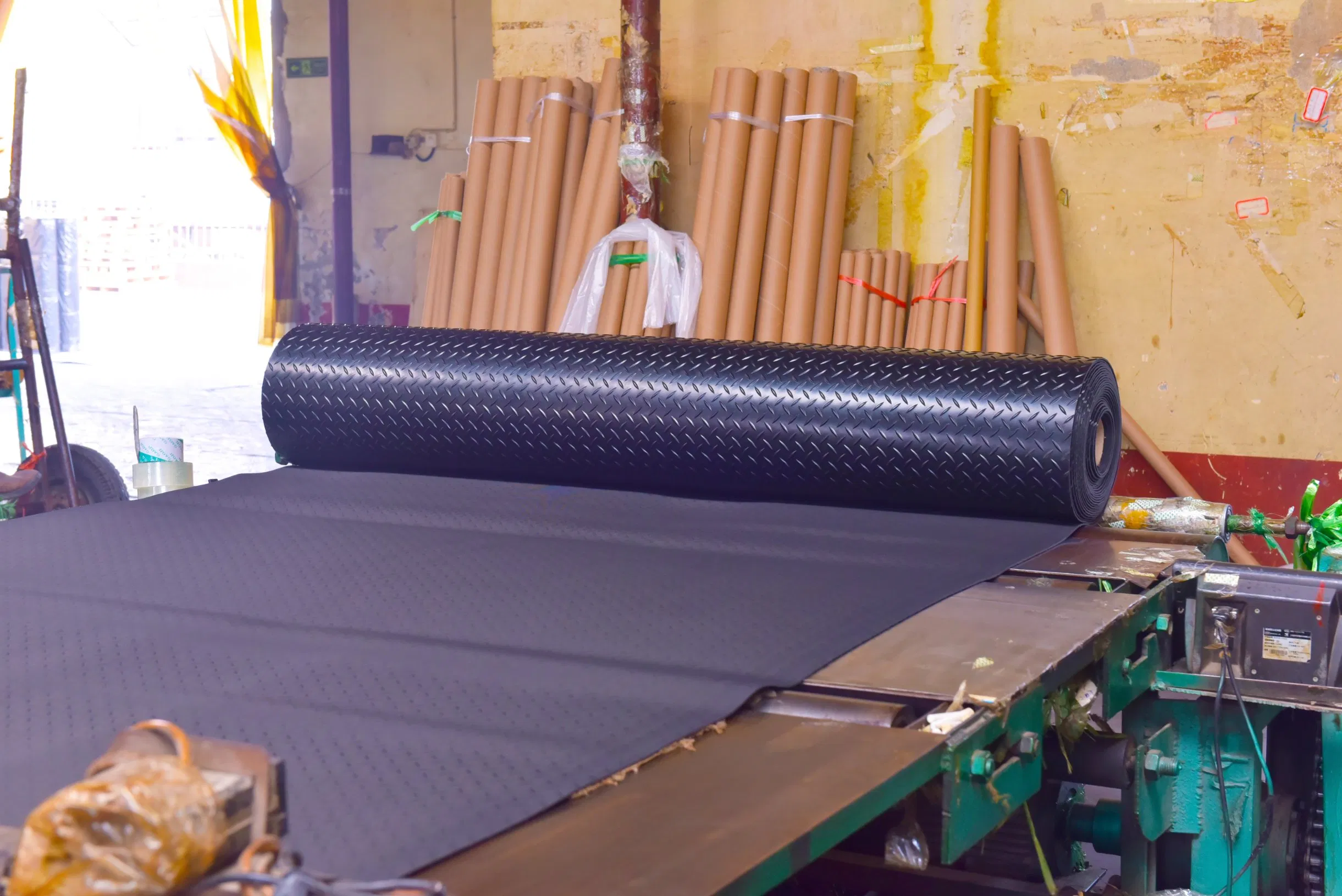 Alfombrilla de goma de colores de diamante ecológica y de bajo precio 3MPa 200%Elongation con entrega rápida, personalizable para uso en gimnasio y automóvil, corte disponible