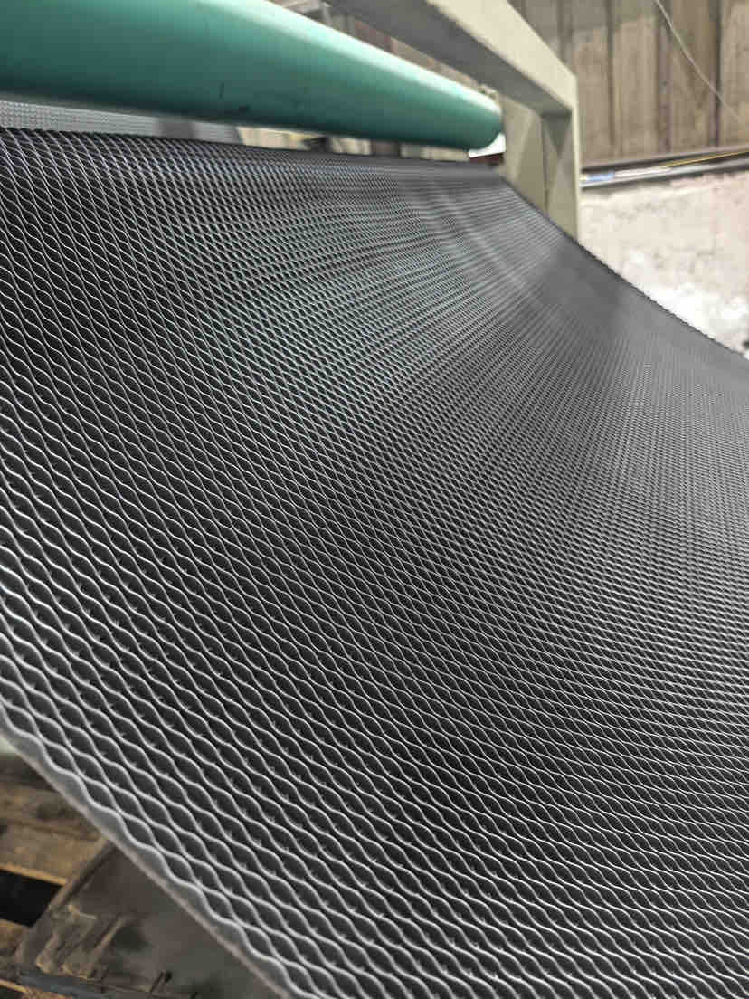 Alfombrilla de maletero de PVC duradera con diseño a rayas para una protección máxima