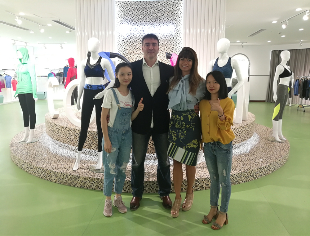 Exhibition Customer Discussion