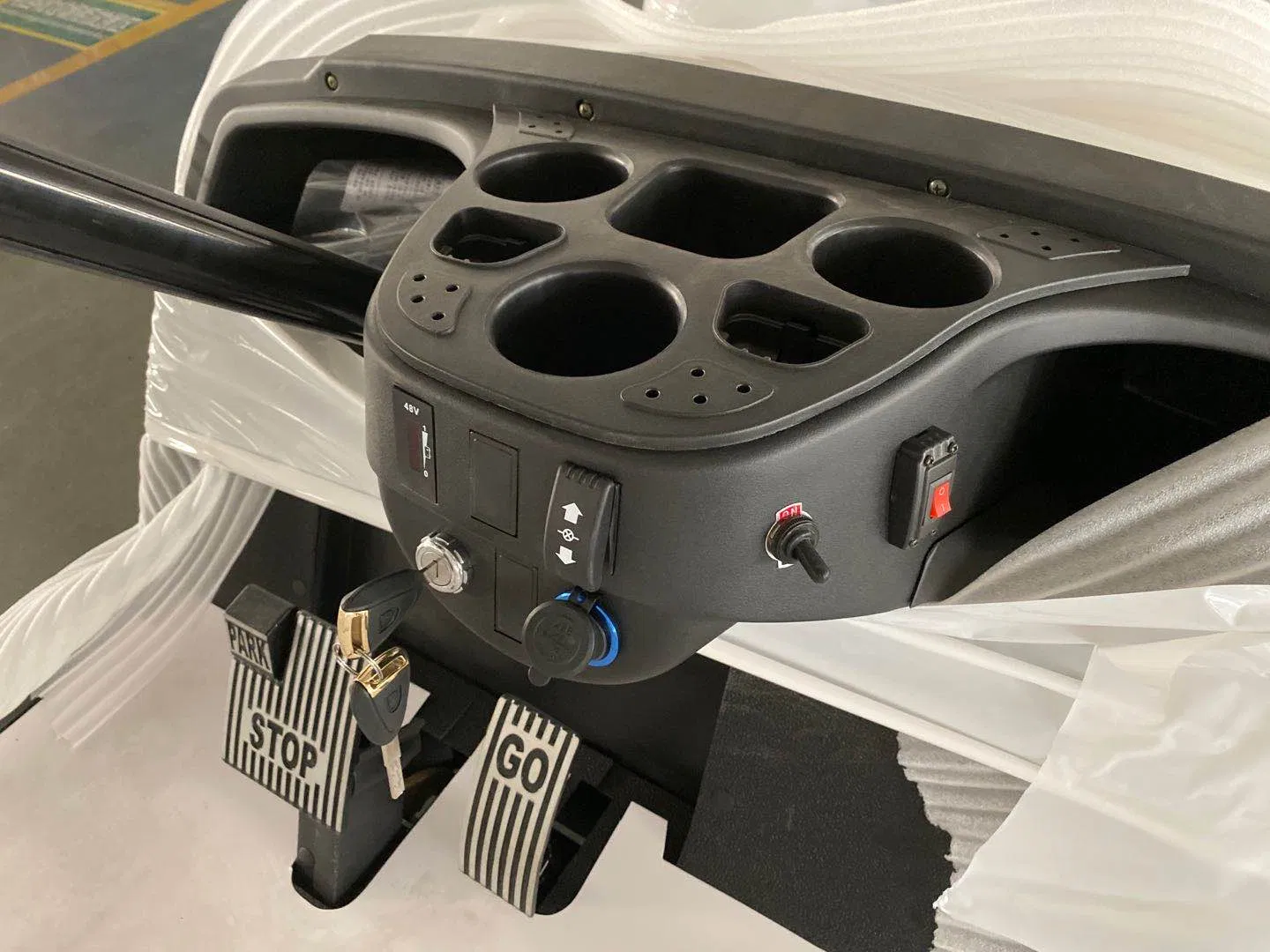 CE Approved 4 Seater Electric Golf Carts with Folded Back Seat