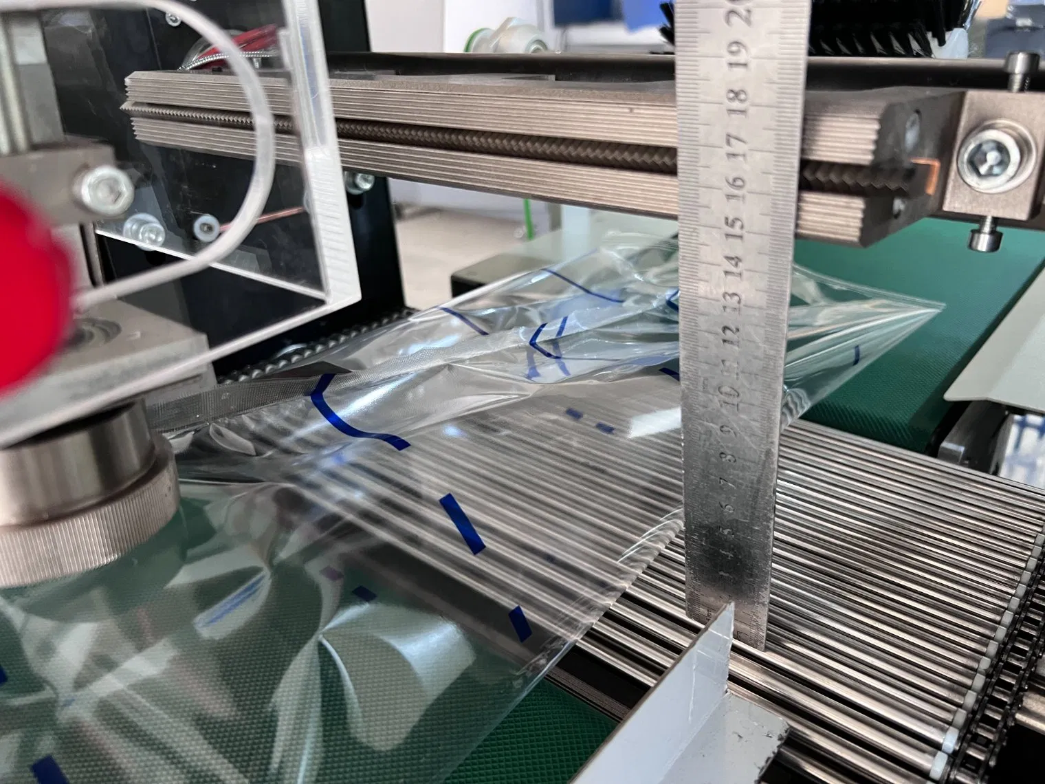 Multi-Function Pillow Type Flow Cosmetic Bottle Packing Machine for Skin Care Products Flow Phone Case Clear Battery Daily Use Pillow Packaging Machine