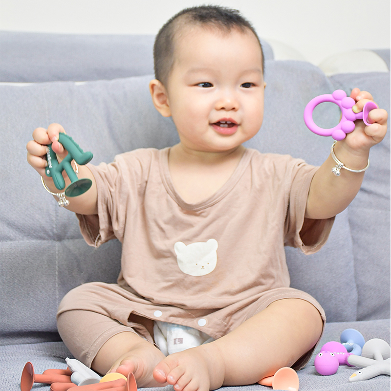 Wholesale BPA Free 26 Letters Chewable Teething Toy Word Game Educational Toys Mordedores Gift Set Baby Teether Silicone Teether