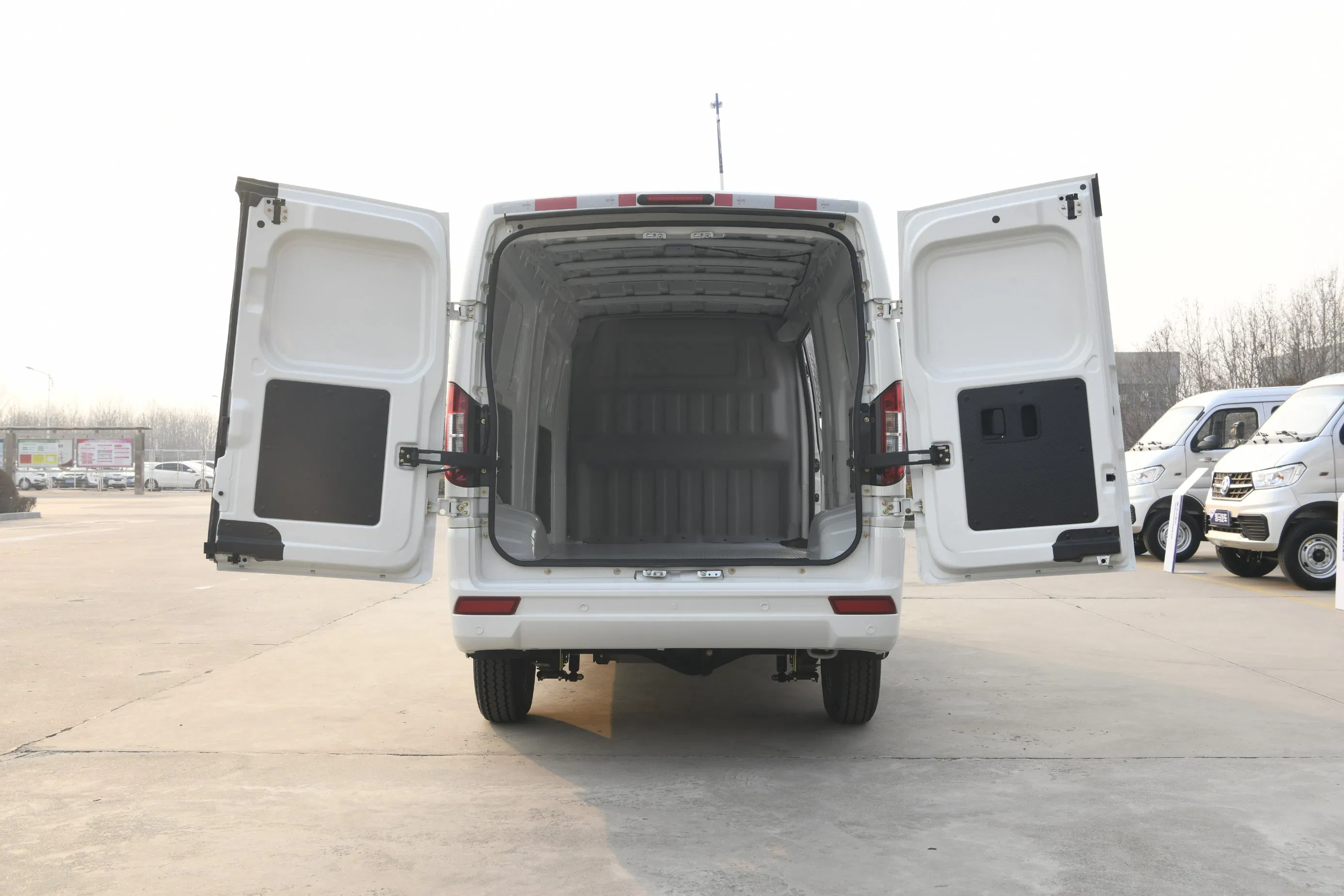 Kama 1.5t Small Utility Cargo Van Mini Bus Logistics Vehicle