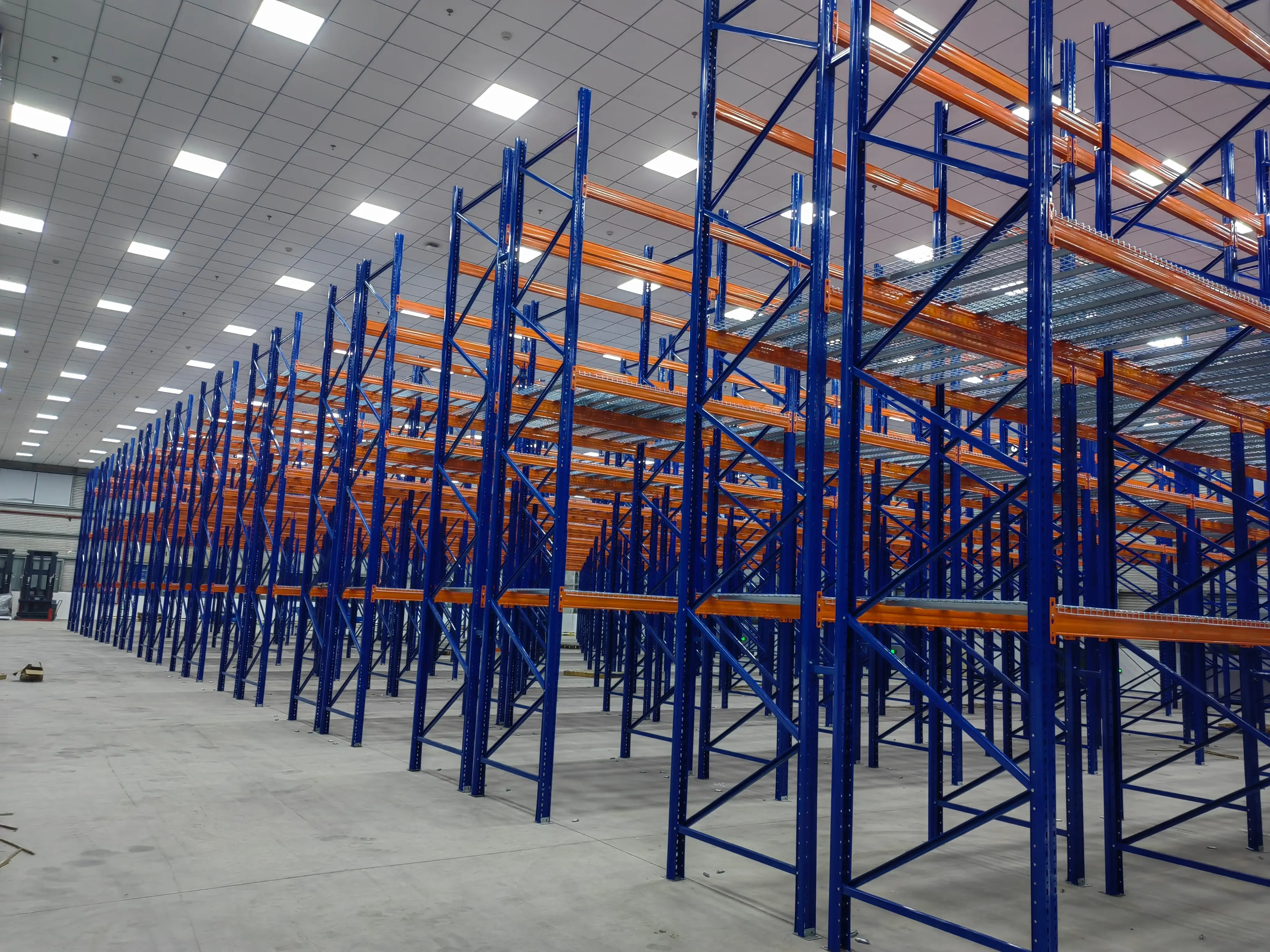 Heavy Duty Steel/Metal Selective Pallet Racking Storage Systems with Wire Deck and Corrosion Protection