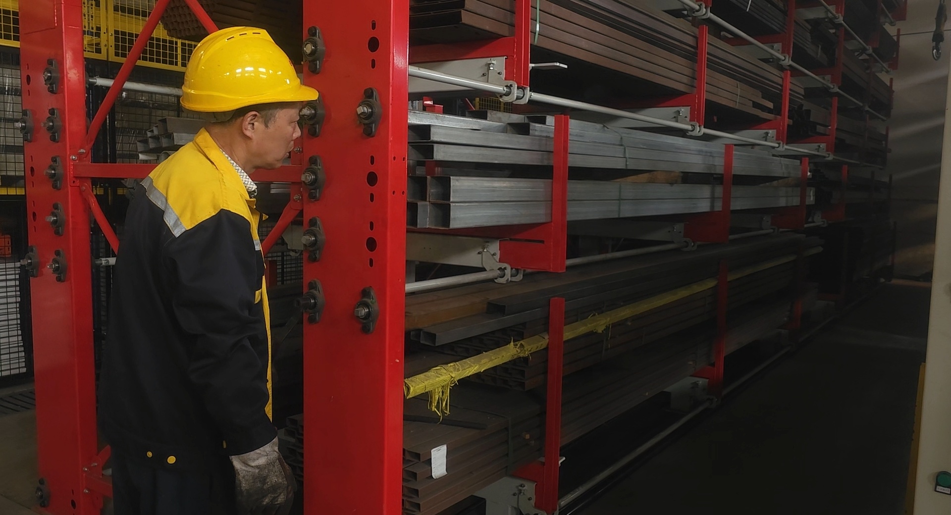 Customized Industrial Warehouse Storage Steel Electric Telescopic Cantilever Rack for Pipe Tube Bar
