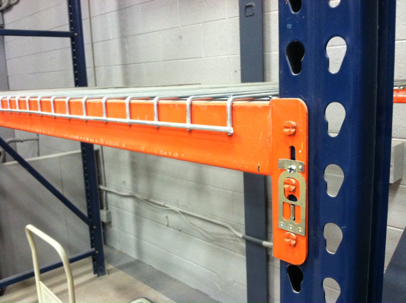 50.8mm Adjustable Pitch with Green and Orange Color Teardrop Pallet Racks for Warehouse