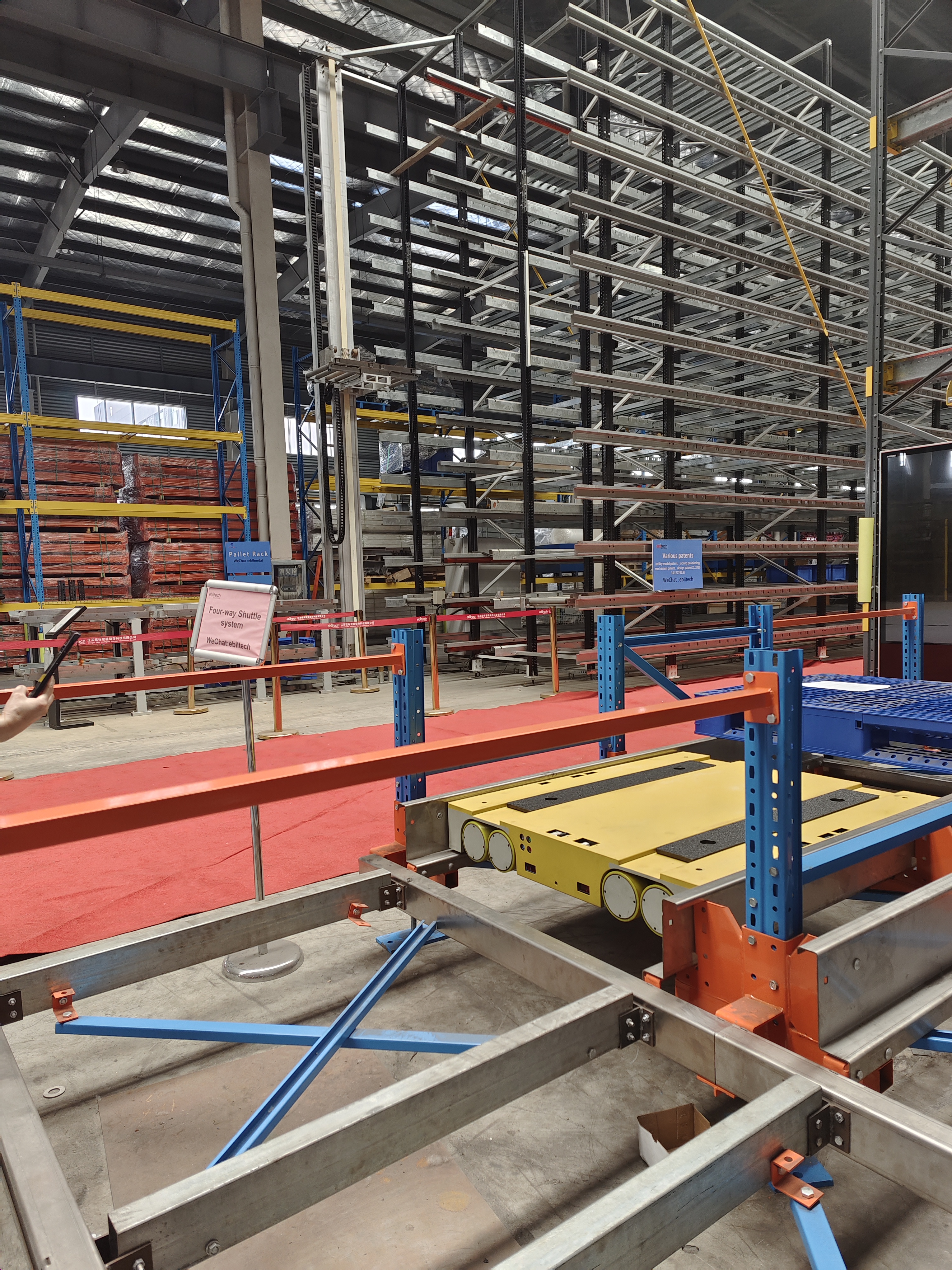 4 Way Shuttle System Heavy Duty in Warehouse Racking FIFO Type Fully Automatic Robotic Warehouse