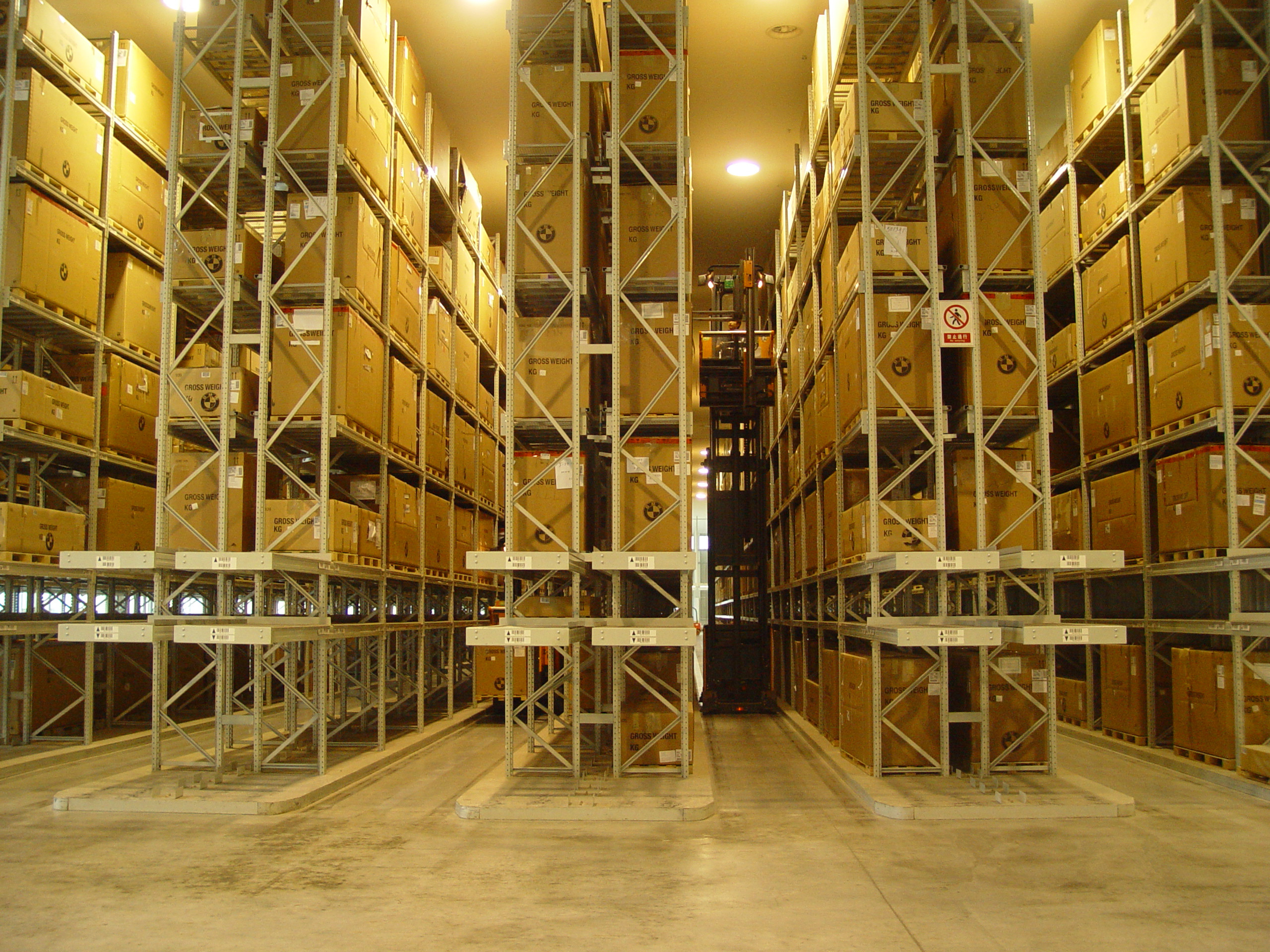 Heavy Duty Metal Pallet Racking for Very Narrow Aisles Optimizing Forklift Space Saving Width