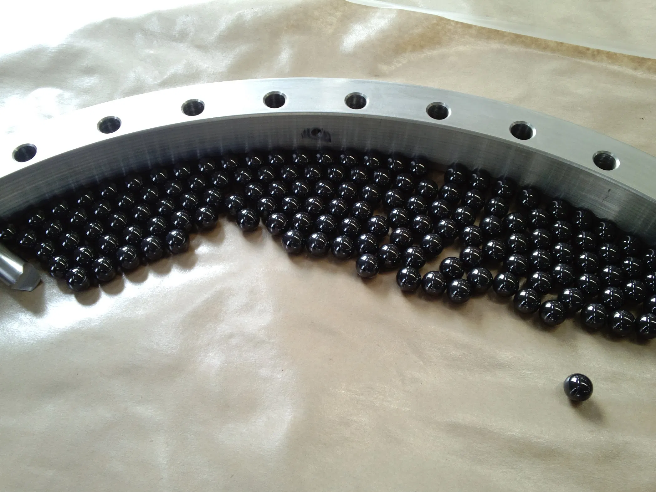 Factory Durable Single Column Cross Rolling Bearings Slewing Bearing Facilitate Efficient Lifting and Fast Transportation of Cranes