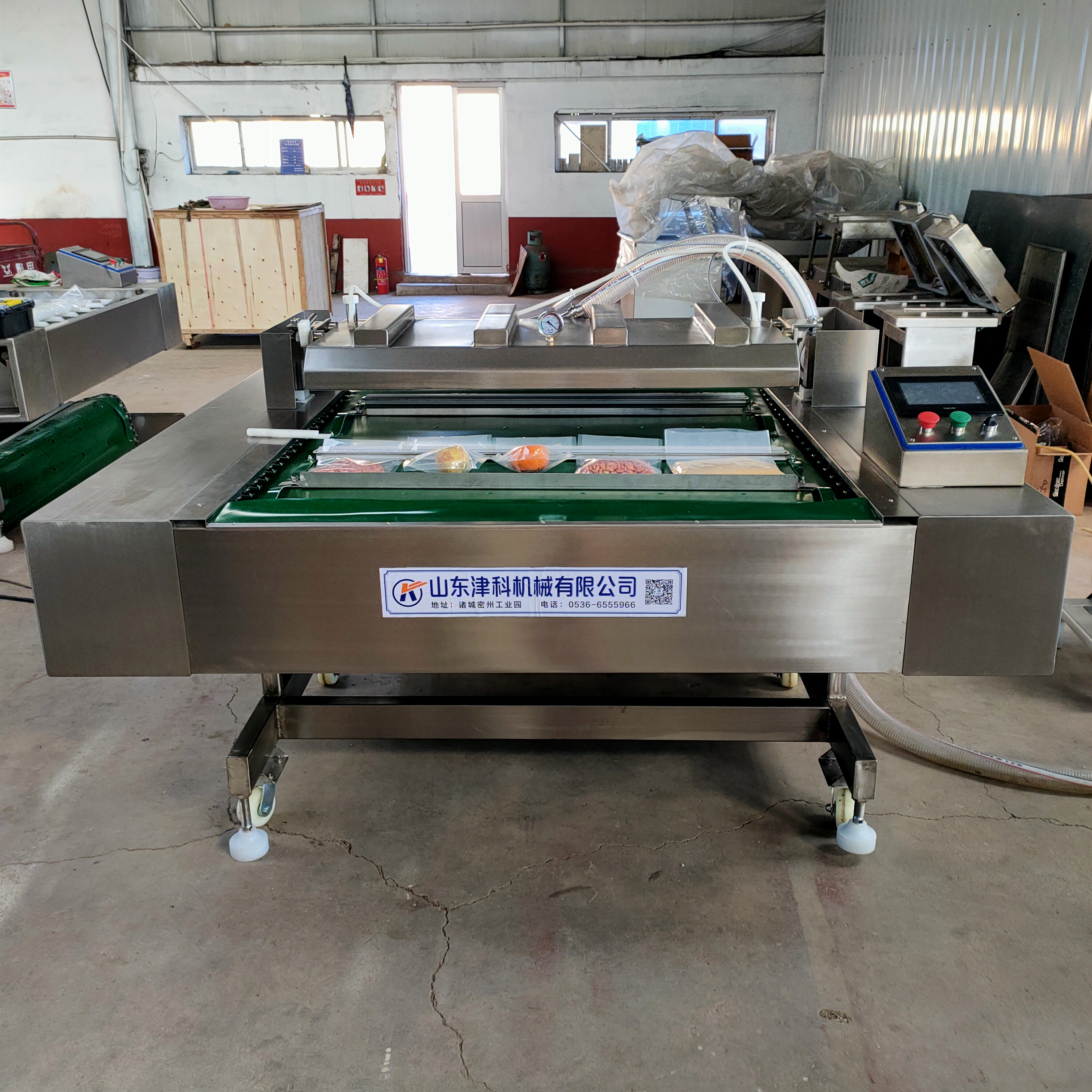 Rolling vacuum packaging machine