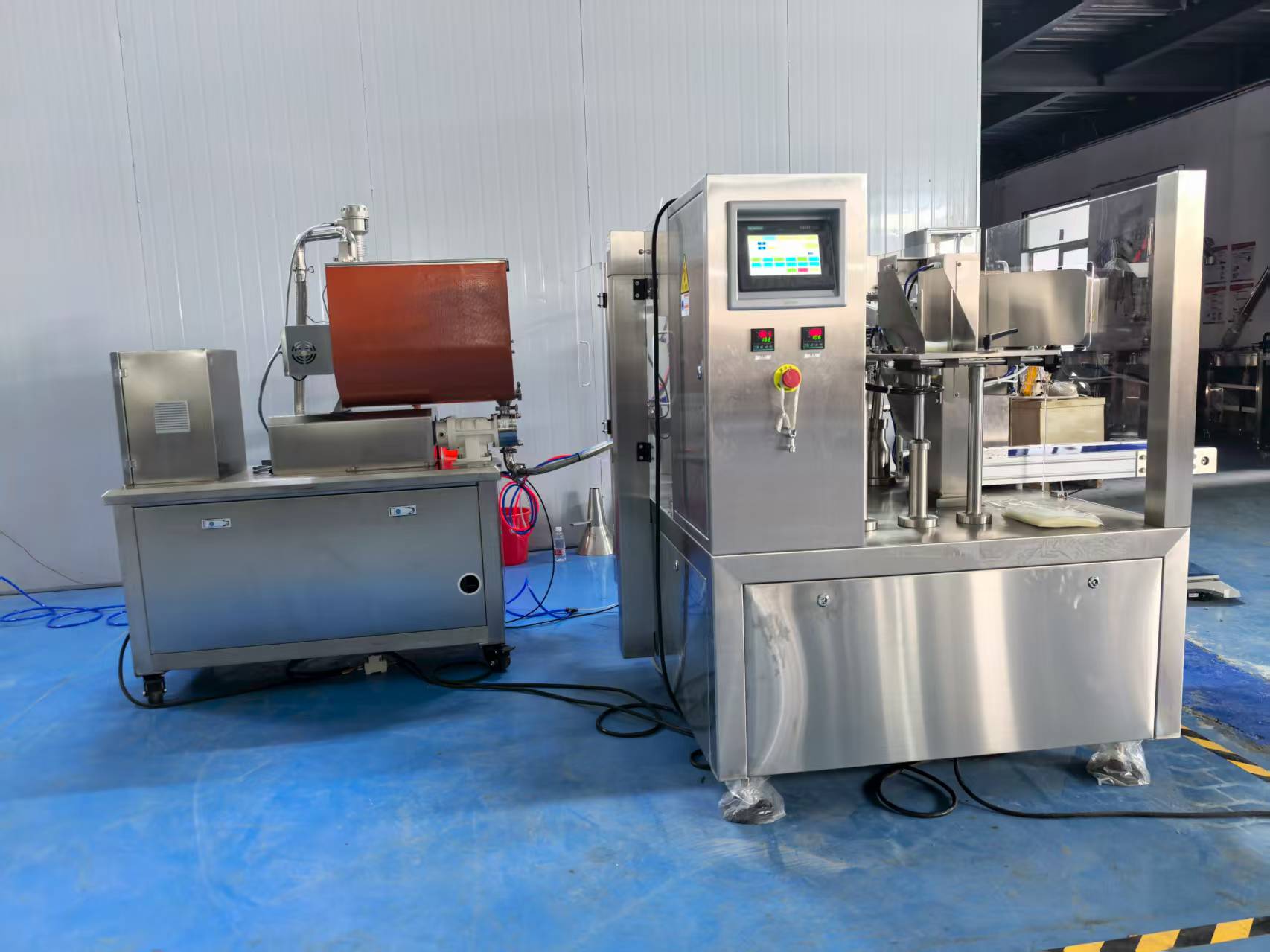 Full Automatic High-Accuracy Energy Saving Roll Film Liquid Packaging &amp; Filling Machine With Sealing Function For Pouch Bags